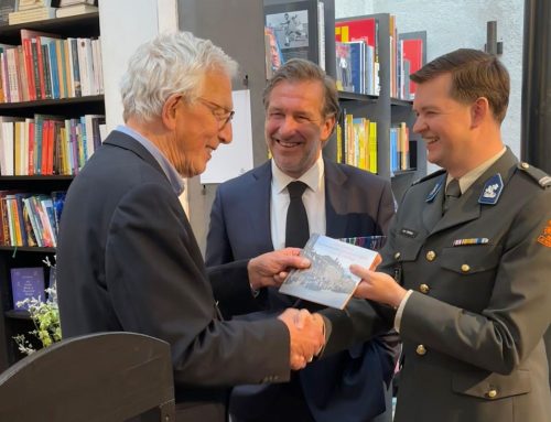 Eerste exemplaar van herdenkingsboek overhandigd