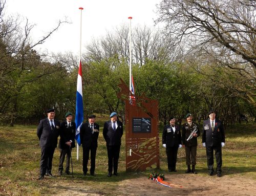 Herdenking bij het Vliegermonument in de Amsterdamse Waterleidingduinen