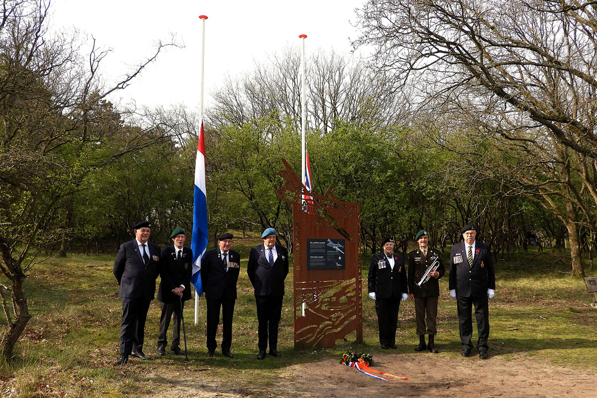 Veteranen bij Vliegermonument Zandvoort