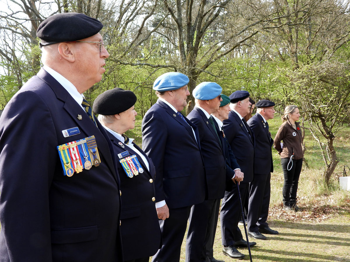 Herdenking Vliegermonument Zandvoort | Veteranen Kennemerland Veteranen tijdens herdenking in de Waterleidingduinen