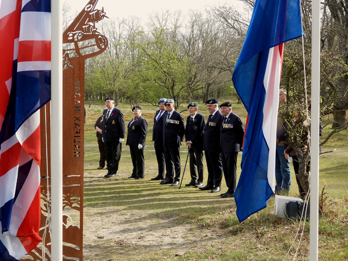 Herdenking Vliegermonument Zandvoort | Veteranen Kennemerland Veteranen bij herdenking Vliegermonument Zandvoort