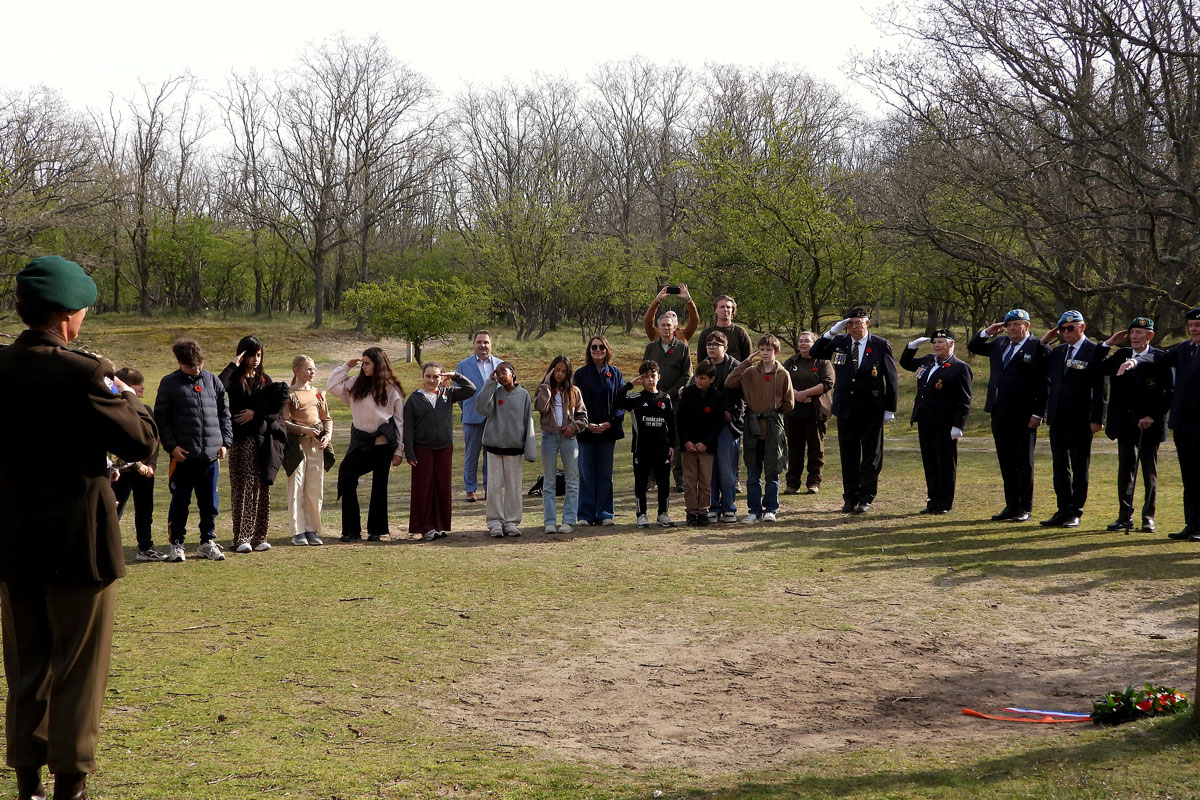 Herdenking Vliegermonument Zandvoort | Veteranen Kennemerland schoolkinderen en veteranen bij herdenking Zandvoort