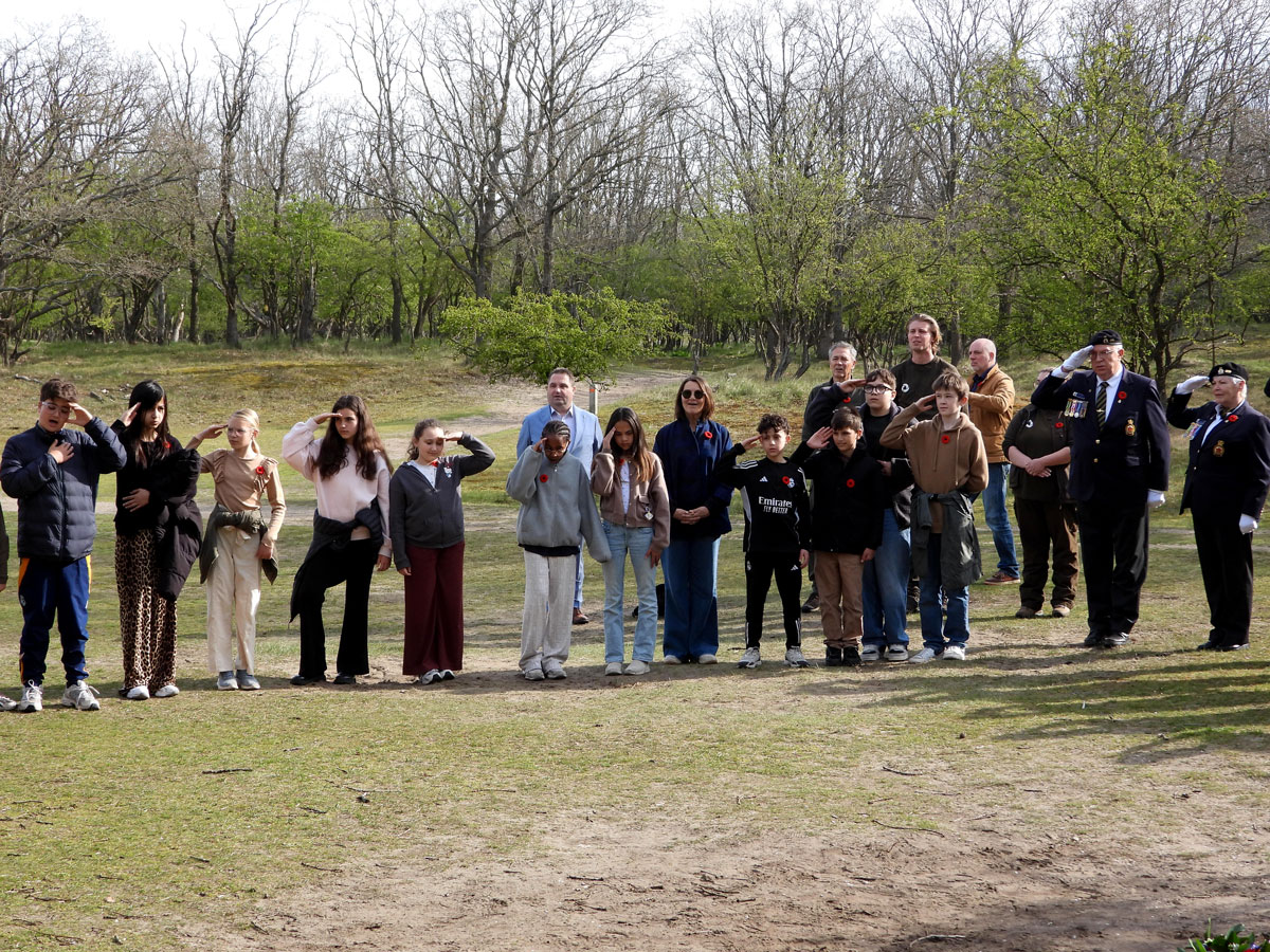 Herdenking Vliegermonument Zandvoort | Veteranen Kennemerland Leerlingen basisschool De Zeevonk brengen eregroet