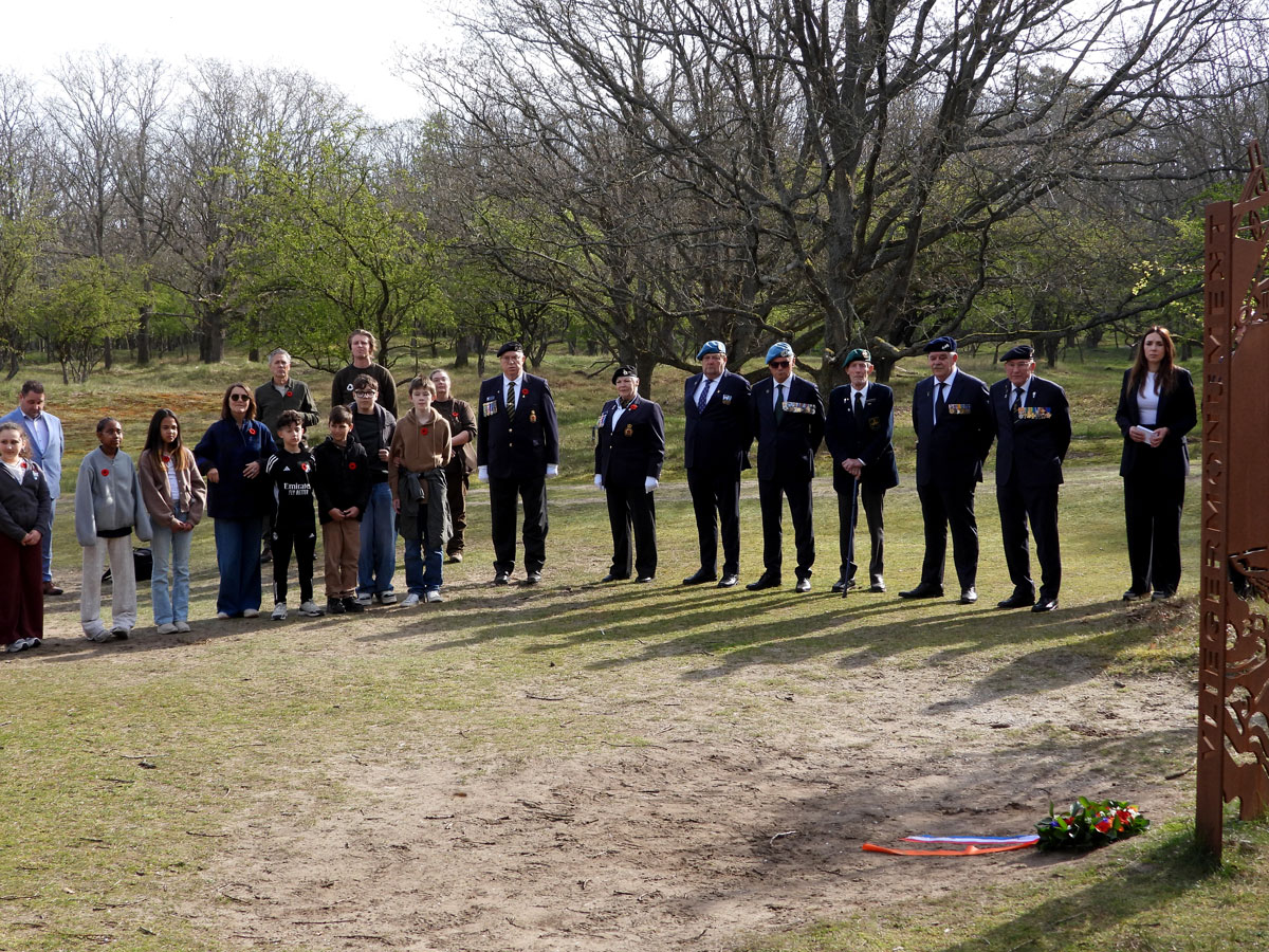 Herdenking Vliegermonument Zandvoort | Veteranen Kennemerland Leerlingen en veteranen tijdens herdenking AWD