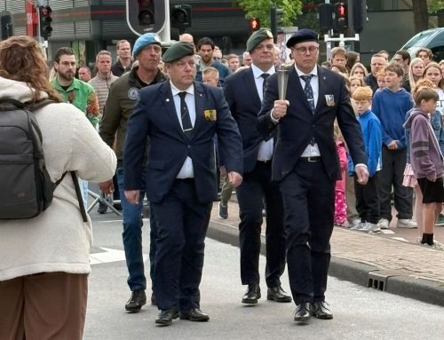 Veteranen Kennemerland draagt opnieuw het vreugdevuur tijdens 4 mei herdenking Haarlem