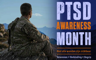Veteraan kijkt uit over berglandschap tijdens PTSD Awareness Month. Niet alle wonden zijn zichtbaar. Aandacht voor PTSS, verbinding en zorg voor veteranen.