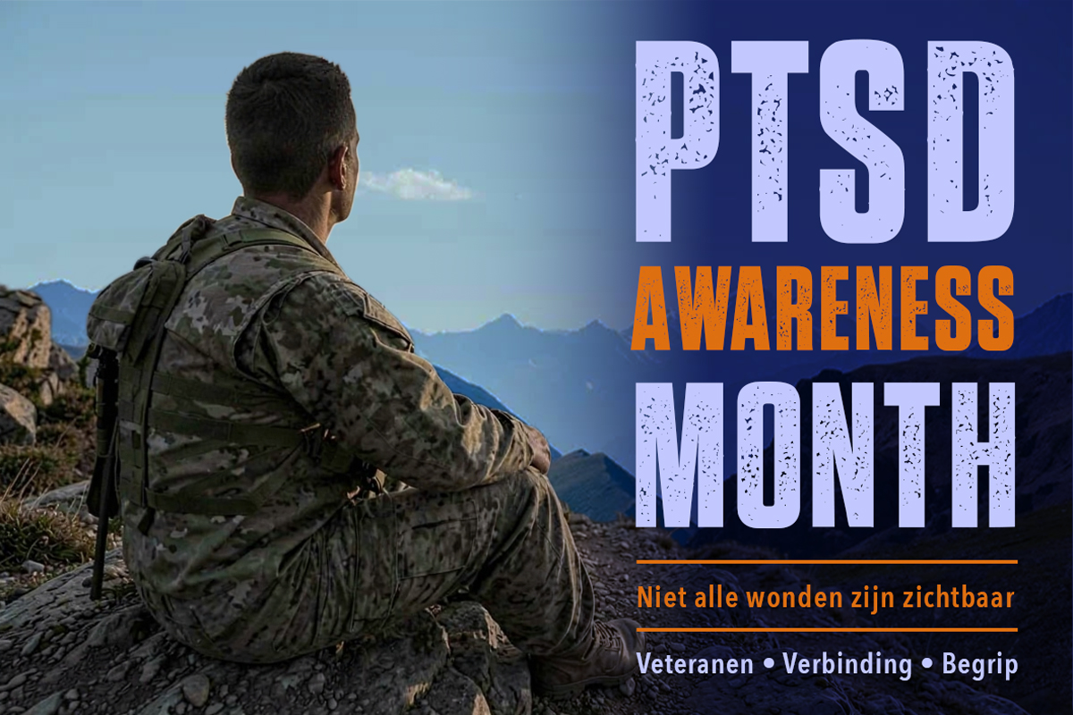 Veteraan kijkt uit over berglandschap tijdens PTSD Awareness Month. Niet alle wonden zijn zichtbaar. Aandacht voor PTSS, verbinding en zorg voor veteranen.