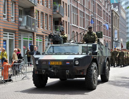 Jonge militairen leggen eed of belofte af op de Grote Markt in Haarlem